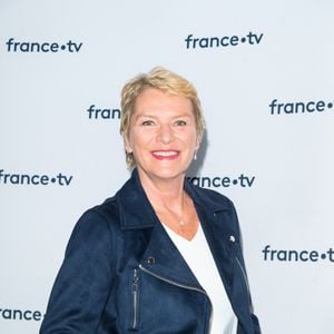 "J'arrive très bien à compartimenter les choses quand je suis à la maison, je ne pense plus au boulot, je cuisine pour mes amis, je rigole beaucoup, ma vie n'est ni triste ni solitaire."

Élise Lucet lors du photocall dans le cadre de la conférence de presse de France Télévisions au Pavillon Gabriel à Paris, France, le 24 août 2021. Pierre Perusseau/Bestimage