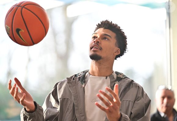 Le joueur international français de basket-ball et pivot des Spurs de San Antonio (NBA) Victor Wembanyama est revenu dans sa ville du Chesnay-Rocquencourt (Yvelines) pour inaugurer deux terrains de basket en partie financés par la fondation des San Antonio Spurs, en France, le 21 janvier 2025. © Christian Liewig/Bestimage