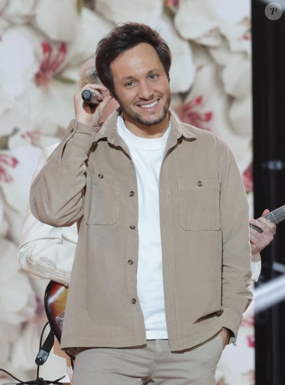 Depuis maintenant près d'un an, Vianney a mis sa carrière de musicien en pause

Vianney - Les célébrités se mobilisent pour la 38ème édition du Téléthon dans les studios de France 2 à Paris, le 29 novembre 2024.
© Coadic Guirec / Bestimage