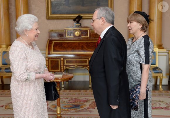 La reine Elisabeth II d'Angleterre reçoit l'ambassadeur de Géorgie Revaz Gachechiladze et Mzia Marsagishvili qui lui remet sa lettre de créances au palais Buckingham de à Londres, le 9 décembre 2014. ©AGENCE / BESTIMAGE