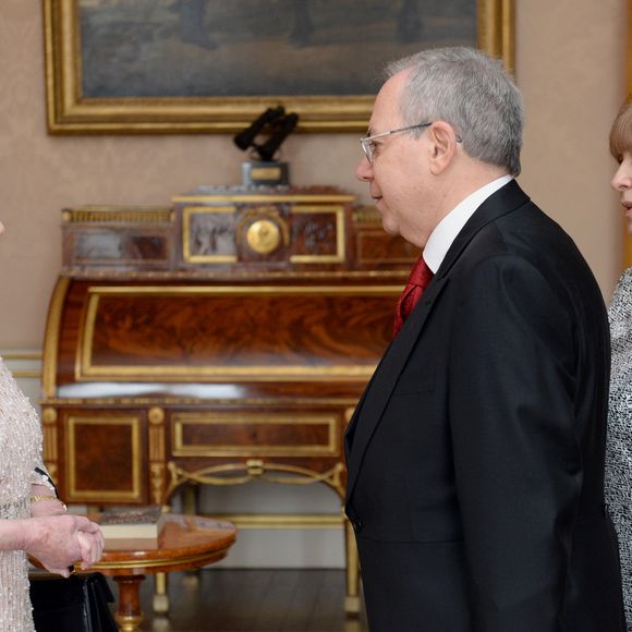 La reine Elisabeth II d'Angleterre reçoit l'ambassadeur de Géorgie Revaz Gachechiladze et Mzia Marsagishvili qui lui remet sa lettre de créances au palais Buckingham de à Londres, le 9 décembre 2014. ©AGENCE / BESTIMAGE