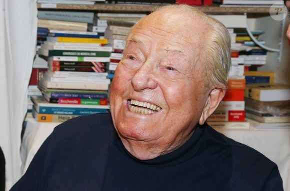 Jean-Marie Le Pen dédicace son livre "Mémoires" à la librairie française à Paris le 10 mars 2018, premier jour du congrès de Front National à Lille.