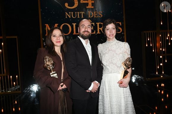 Laura Felpin (Molière de l'humour pour "ça passe"), Kyan Khojandi, Sara Giraudeau (Molière de la comédienne  - Théâtre public) - Les lauréats de la 34ème cérémonie des Molières au théâtre de Paris le 24 avril 2023. © Coadic Guirec / Bestimage