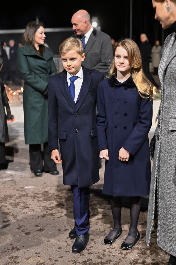 "On n’a pas encore trop insisté sur cet aspect-là des choses avec eux mais ils sont dans une préparation à leur vie chrétienne."

Le prince Albert II de Monaco, sa femme la princesse Charlene de Monaco, leurs enfants le prince héréditaire Jacques, marquis des Baux, la princesse Gabriella, comtesse de Carladès, et Mélanie de Massy sont au Quai Antoine 1er au port Hercule pour le traditionel embrasement de la barque et le spectacle de drônes lors de la célébration de la Sainte Dévote à Monaco, le 26 janvier 2026. © Bruno Bebert / Bestimage