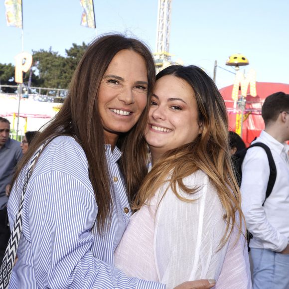 Nathalie Marquay Pernaut avec sa fille Lou Pernaut - Inauguration de la Foire du Trône 2025 à Paris le 4 avril 2025. 

© Cédric Perrin/Bestimage