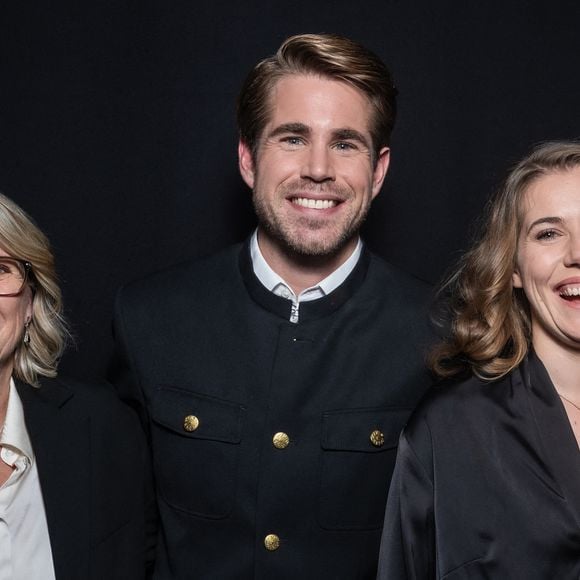 Exclusif - Corinne Champeval, Giovanni Castaldi, Paola Castaldi en backstage de l'enregistrement de l'émission "La Boîte à secrets", présentée par F.Bollaert et diffusée le 9 janvier 2026 sur France 3, dans les studios du Lendit à Saint-Denis, France, le 2 décembre 2025. © Cyril Moreau/Bestimage