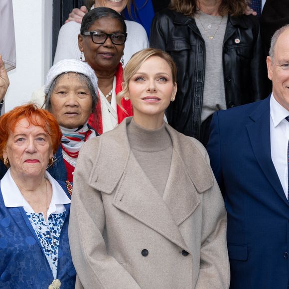Le prince Albert et Charlene de Monaco offrent des cadeaux aux personnes défavorisées au bureau de la Croix-Rouge de Monaco, le 14 novembre 2025.

Photo : Olivier Huitel / Pool Monaco / Bestimage