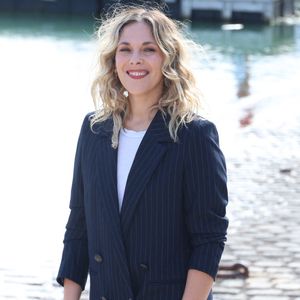 Alysson Paradis lors du photocall du 'Je sais pas ' lors du 27ème Festival de la Fiction de la Rochelle, France, le 19 septembre 2025. © Denis Guignebourg/Bestimage