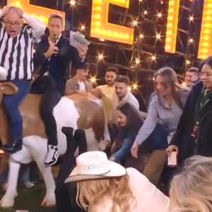 Sophie Davant fait une chute lors de la soirée de lancement du Téléthon, vendredi 5 décembre 2025 sur France 3.