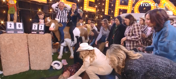 Sophie Davant fait une chute lors de la soirée de lancement du Téléthon, vendredi 5 décembre 2025 sur France 3.