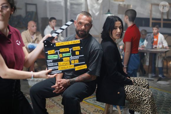 Philippe Bas, Karima Charni sur le tournage du clip "Je garde le sourire !" de l'association Laurette Fugain dans les Studios de l'Usine à Paris, France, le 18 septembre 2024. © Christophe Clovis/Bestimage