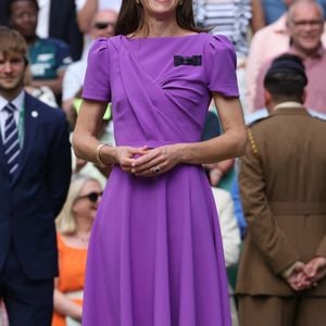 Catherine (Kate) Middleton remet la coupe à Carlos Alcaraz après sa victoire face à Novak Djokovic en finale du tournoi de Wimbledon 2024. Wimbledon, le 14 juillet 2024.