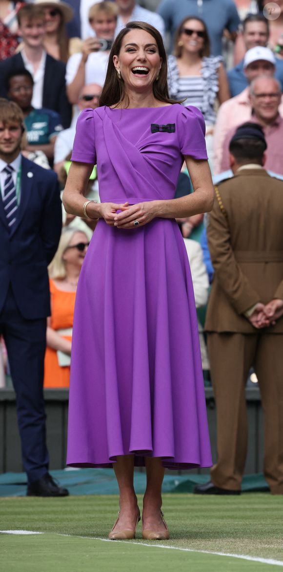 Catherine (Kate) Middleton remet la coupe à Carlos Alcaraz après sa victoire face à Novak Djokovic en finale du tournoi de Wimbledon 2024. Wimbledon, le 14 juillet 2024.