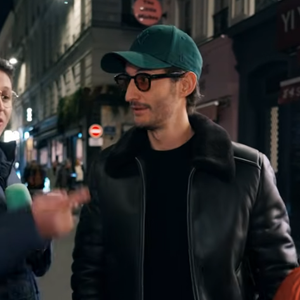 En coulisses, des vidéos partagées par Natasha Andrews montrent les artistes détendus quelques minutes avant le show.

Pierre Niney et Loris Giuliano ont rempli un Bercy lors d'une soirée spéciale. Capture d'écran Youtube