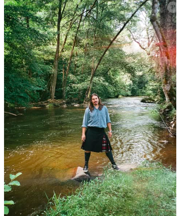 Le jeune homme de 29 ans, qui partage néanmoins un goût pour l'extravagance vestimentaire comme son père, s'établit dans le milieu du street-art...

Inca Pagny sur Instagram le 18 novembre 2021.