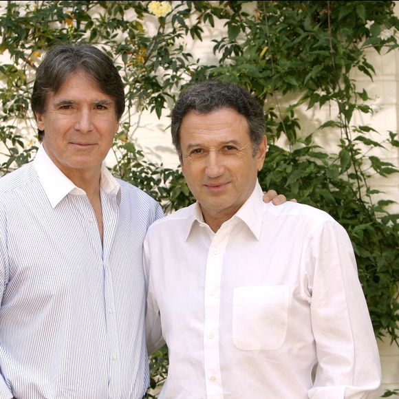 Tony Scotti, mari de Sylvie Vartan, et Michel Drucker pendant l'enregistrement de l'émission de Drucker 'Vivement Dimanche' à Los Angeles le 12 mars 2004. Photo par Jadran Lazic/Abaca