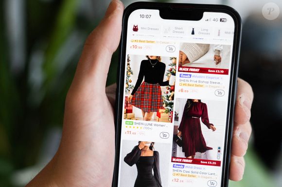 Une personne utilisant l'application Shein sur un téléphone portable. Selon certaines informations, Shein vise une introduction en bourse à Londres au début de l'année prochaine. L'entreprise de mode rapide fondée par des Chinois se prépare à lancer une première offre publique de vente (IPO) à la Bourse de Londres au cours du premier trimestre 2025, a rapporté le Times. L'introduction en bourse devrait valoriser le géant de la vente au détail à environ 1,5 milliard d'euros.