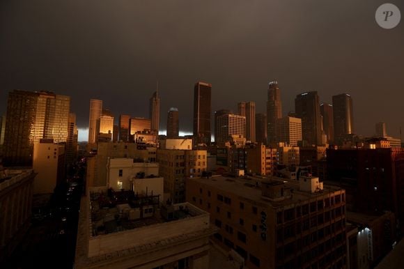 Los Angeles, CA - Le ciel est rempli de fumée alors que le soleil se lève sur le centre-ville de Los Angeles, le matin après les incendies qui ont ravagé la ville.