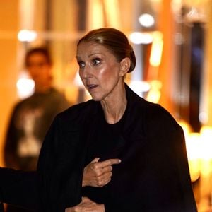 Pour son retour sur scène, Céline Dion mise également sur des créations de grandes maisons et des bijoux spectaculaires, comme le collier « The Address » de Boucheron.

La chanteuse Céline Dion est aperçue en train d’échanger avec des fans alors qu’elle arrive au Royal Monceau, à Paris, en France.