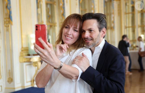 Les deux artistes ont officialisé leur belle relation amoureuse en septembre 2021.

Exclusif -  Stéfanie Jarre et son compagnon Laurent Arcaro en Face Time avec Michel Drucker - Michel Drucker assiste en FaceTime à la cérémonie de remise des insignes de commandeure de l'ordre national du mérite à Jacqueline Franjou 
DOMINIQUE JACOVIDES / BESTIMAGE