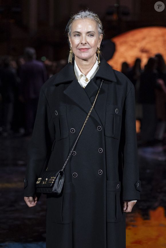 Une nouvelle coiffure que l'actrice a dévoilé pour la première fois lundi dernier au défilé Chanel

Carole Bouquet – Photo Call  du Défilé de mode Chanel Collection Printemps-Été 2026 dans le cadre de la Fashion Week de Paris, France, le 6 octobre 2025.
 
© Olivier Borde / Bestimage
