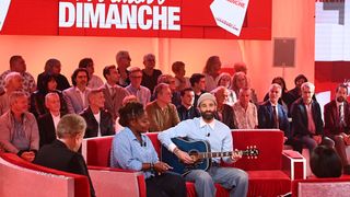 Ce monument de la chanson française quitte la scène après 60 ans de carrière ! Mais d'abord, un crochet chez Michel Drucker, enfin de retour