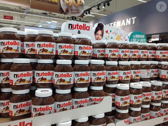 Illustration sur les pots de Nutella qui eux ne disparaissent pas à la vitesse lumière comme la veille dans la chaîne d'hypermarchés Intermarché au centre commercial Carrefour de Montesson le 26 Janvier 2018.
© Denis Guignebourg/ Bestimage