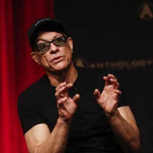 Il avait été condamné à 18 mois de prison avec sursis pour agression aggravée avec arme mortelle, séquestration et possession de drogue

Jean-Claude Van Damme sur scène à Sydney pour l'événement An evening with Jean-Claude Van Damme le 6 mars 2020.
Crédit : Backgrid Australia / Bestimage
