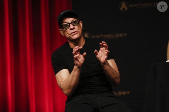Il avait été condamné à 18 mois de prison avec sursis pour agression aggravée avec arme mortelle, séquestration et possession de drogue

Jean-Claude Van Damme sur scène à Sydney pour l'événement An evening with Jean-Claude Van Damme le 6 mars 2020.
Crédit : Backgrid Australia / Bestimage