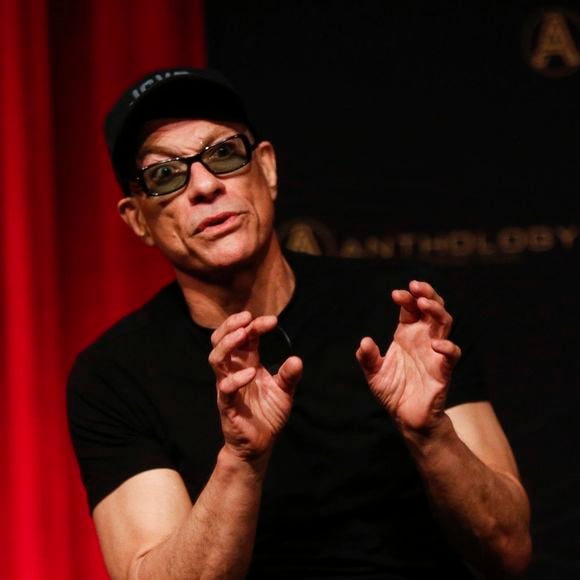 Il avait été condamné à 18 mois de prison avec sursis pour agression aggravée avec arme mortelle, séquestration et possession de drogue

Jean-Claude Van Damme sur scène à Sydney pour l'événement An evening with Jean-Claude Van Damme le 6 mars 2020.
Crédit : Backgrid Australia / Bestimage