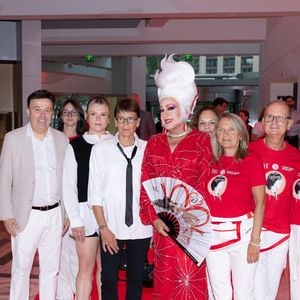 S.A.S. la princesse Stéphanie de Monaco, Camille Gottlieb, Stéphane Valeri posent avec les bénévoles avant le Gala Fight AIDS Monaco avec Marc Toesca, à la salle des Etoiles du Sporting Monte-Carlo, à Monaco, le 5 juillet 2025. © Olivier Huitel/Pool Monaco/Bestimage