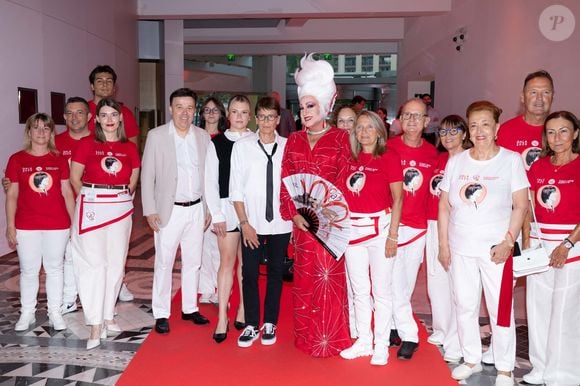 S.A.S. la princesse Stéphanie de Monaco, Camille Gottlieb, Stéphane Valeri posent avec les bénévoles avant le Gala Fight AIDS Monaco avec Marc Toesca, à la salle des Etoiles du Sporting Monte-Carlo, à Monaco, le 5 juillet 2025. © Olivier Huitel/Pool Monaco/Bestimage
