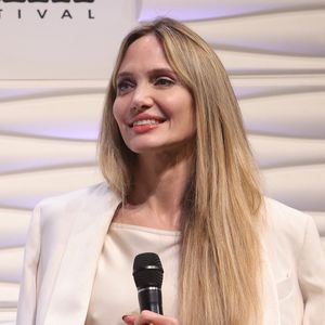 Déjà en 2013, sa révélation sur sa double mastectomie avait eu un impact mondial, entraînant une hausse significative des dépistages. 

Angelina Jolie va recevoir le prix Maltin Modern Master Award au festival du film de Santa Barbara. Broadimage / Bestimage

Le 5 février 2025.