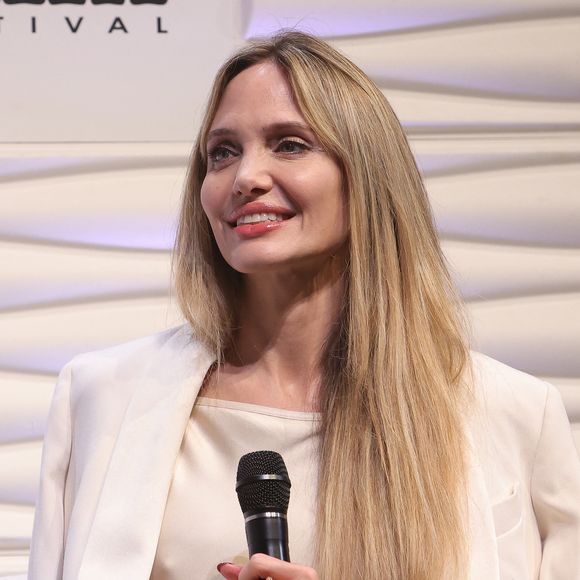 Déjà en 2013, sa révélation sur sa double mastectomie avait eu un impact mondial, entraînant une hausse significative des dépistages. 

Angelina Jolie va recevoir le prix Maltin Modern Master Award au festival du film de Santa Barbara. Broadimage / Bestimage

Le 5 février 2025.