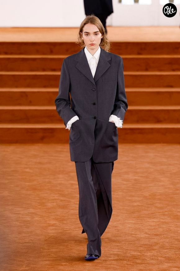 Depuis mars 2025, Simone Bellotti a succédé aux Meier et dirige désormais la création de Jil Sander.

Défilé Jil Sander "Collection Prêt-à-Porter Automne/Hiver 2026-2027" lors de la Fashion Week de Milan (MLFW), le 25 février 2026. © Bestimage # Runway Jil Sander Fashion Show "Ready-to-Wear Collection Fall/Winter 2026-2027" at Milan Fashion Week, on February 25, 2026. | 00744680