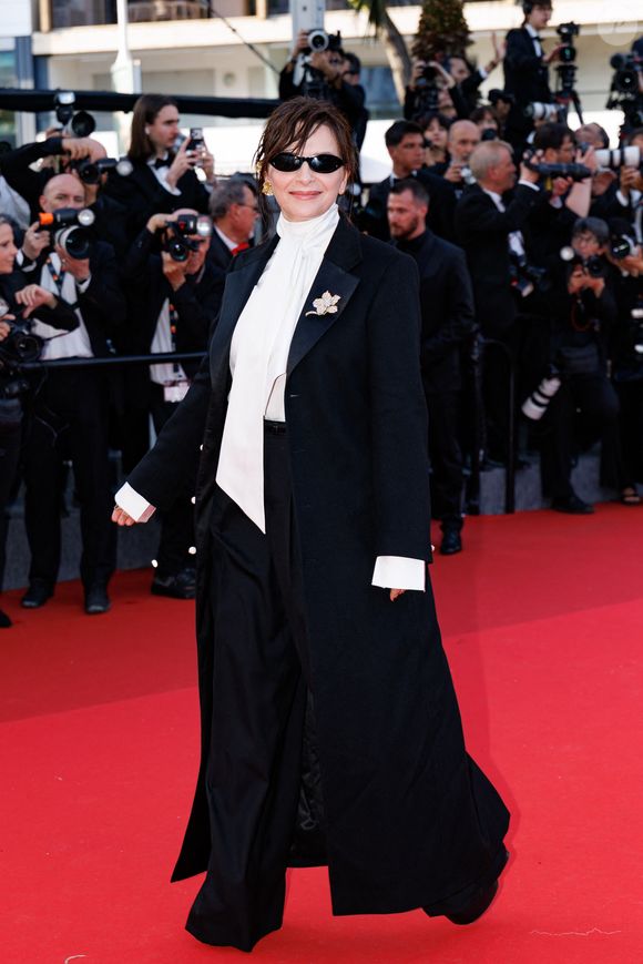 Juliette Binoche - Montée des marches du film " Amarga Navidad " lors du 79ème Festival International du Film de Cannes, le 19 mai 2026. © Jacovides-Moreau / Bestimage