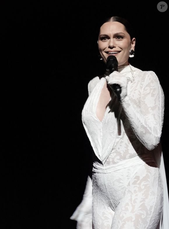 L'auteur-compositeur-interprète anglais Jessie J a captivé le public avec sa voix puissante et a engagé des conversations lors de sa performance inoubliable au House of Blues Theatre de Las Vegas. Backgrid USA / Bestimage