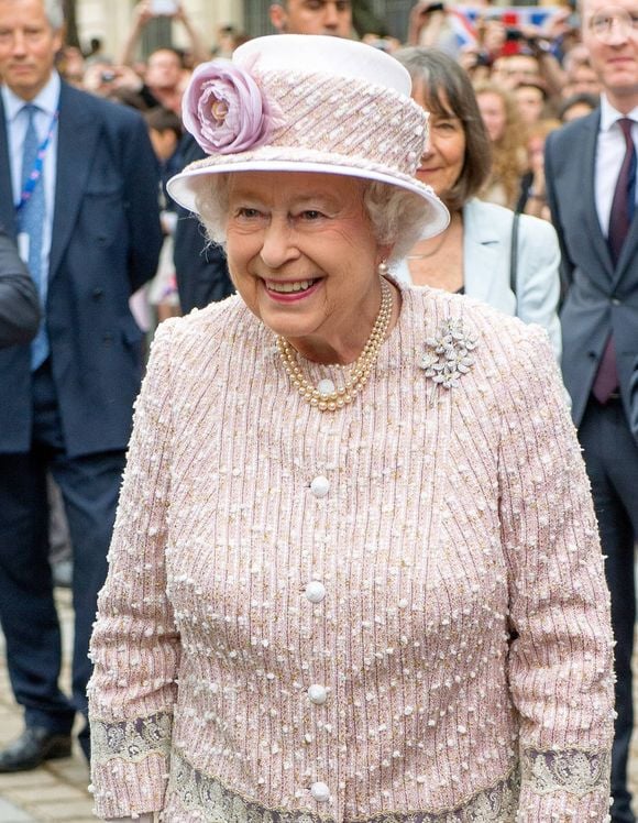 La reine Elisabeth II d'Angleterre, le prince Philip, duc d'Edimbourg, Anne Hidalgo, et François Hollande visitent le marché aux fleurs à Paris, le 7 juin 2014.