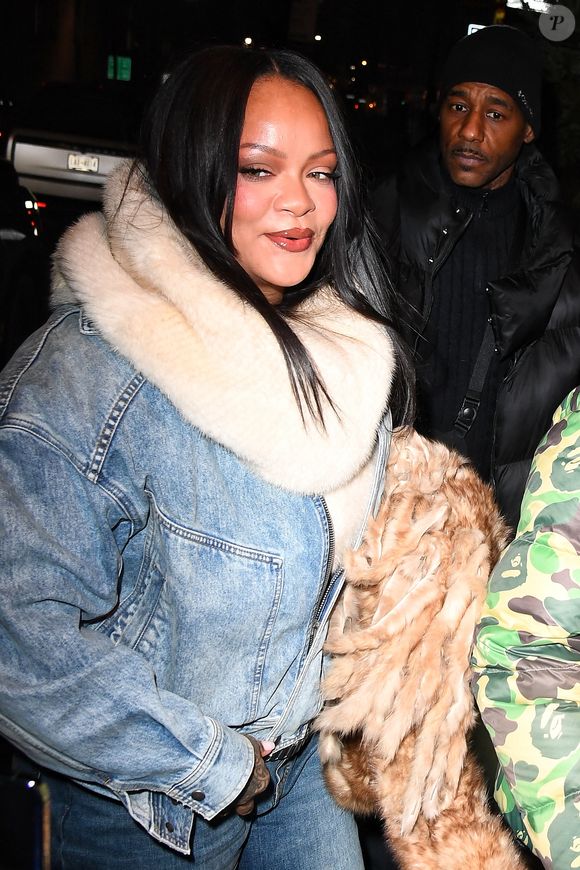 La star pourrait donc avoir un projet dans la région

*01/19/2026 Rihanna et ASAP Rocky dînent au El Puerto Seafood à Harlem, New York City. Rihanna portait un manteau de fourrure, une écharpe blanche, une veste en jean, des jeans et des talons. Rocky portait une veste de camouflage, un sweat à capuche vert, un jean et des chaussures de randonnée.