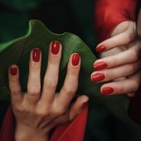 Couper les cuticules est un mauvais réflexe : une dermatologue explique ce qu’il faut faire à la place pour éviter “d’endommager la matrice et favoriser les infections”