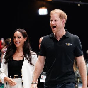 Le prince Harry, duc de Sussex et Meghan Markle, duchesse de Sussex, assistent au match de basket-ball en fauteuil roulant à la Merkur Spiel-Arena lors des Jeux Invictus à Düsseldorf (Allemagne), le 13 septembre 2023.