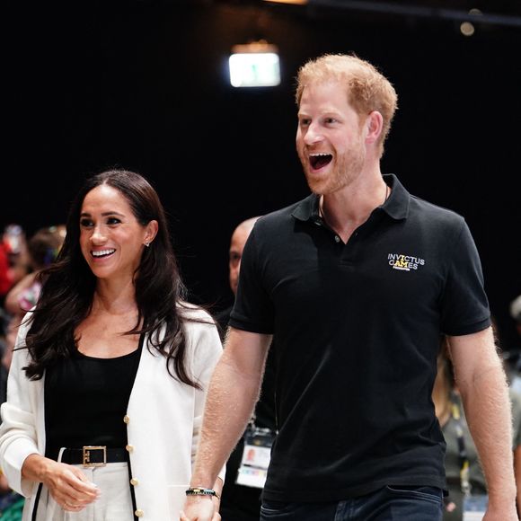 Le prince Harry, duc de Sussex et Meghan Markle, duchesse de Sussex, assistent au match de basket-ball en fauteuil roulant à la Merkur Spiel-Arena lors des Jeux Invictus à Düsseldorf (Allemagne), le 13 septembre 2023.