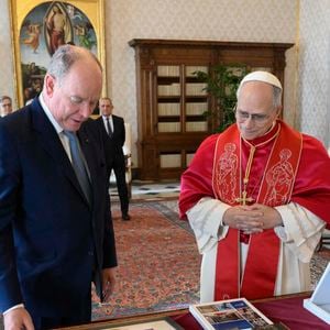 Le pape Léon XIV reçoit le prince Albert II de Monaco en audience pour parler de la paix, l'environnement et l'aide humanitaire, au palais apostolique au Vatican, le 17 janvier 2026. © Zuma Press/Bestimage