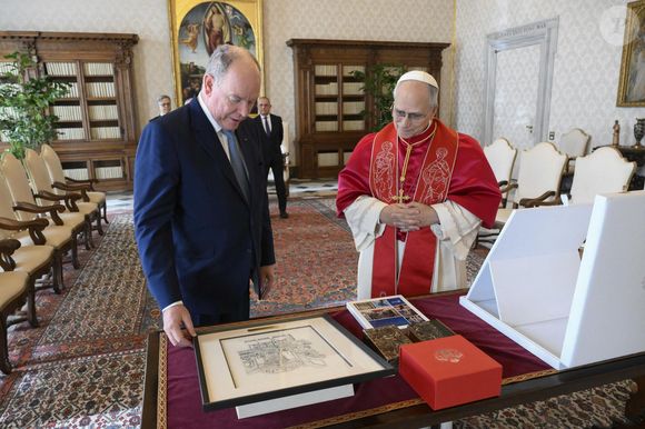 Le pape Léon XIV reçoit le prince Albert II de Monaco en audience pour parler de la paix, l'environnement et l'aide humanitaire, au palais apostolique au Vatican, le 17 janvier 2026. © Zuma Press/Bestimage