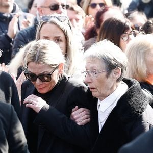 Sa disparition avait profondément bouleversé le monde du spectacle.
Audrey Salomone et la mère de Bruno Salomone - Sorties des obsèques de Bruno Salomone en l'église Sainte-Anne de Polangis de Joinville-le-Pont (Val-de-Marne) le 23 mars 2026. © Cyril Moreau - Dominique Jacovides / Bestimage