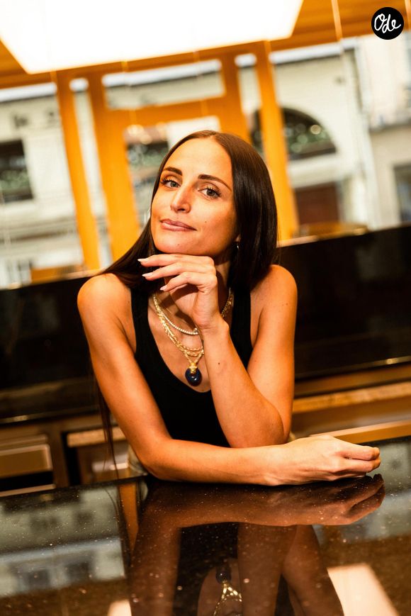 Aujourd'hui, elle dirige seule sa maison et assume aussi bien la création que les nombreuses fonctions liées à la gestion de son entreprise. 

Jade Genin