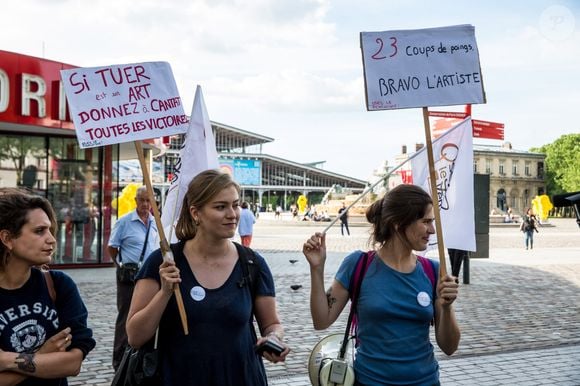 "Vous avez quelque chose contre moi. Si certains sont en train de jubiler, il n’y a aucune limite à quel point je vous emmerde”

Des manifestants brandissent des pancartes devant le Zenith de Paris le soir du concert de Bertrand Cantat le 7 juin 2018. Agence / Bestimage