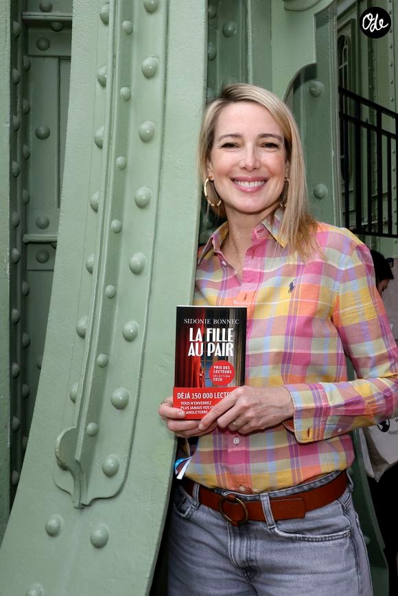 Rapidement exploitée au quotidien, elle a dû faire face aux intentions déplacées du père de famille qui avait décidé de faire d'elle sa maîtresse. 

Sidonie Bonnec lors du 5ème festival du Livre de Paris au Grand Palais à Paris, France, le 18 avril 2026. Les 17, 18 et 19 avril 2026, le Festival du livre de Paris célébrera les livres et la lecture, sous toutes ses formes, pour tous les publics. © Cédric Perrin/BestImage