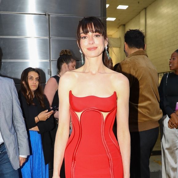 New York, NY - Anne Hathaway a ébloui la foule dans une robe rouge éclatante à son arrivée à l'avant-première de 3The Idea Of You3 à New York. L'actrice oscarisée a pris le temps de saluer ses fans, de prendre des selfies et de signer des autographes avant de se rendre à l'événement. © Backgrid USA / Bestimage