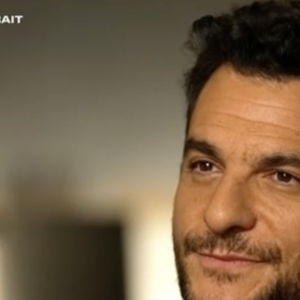 Amir, sur le plateau de 50mn Inside, avec Isabelle Ithurburu. Capture émission de TF1.